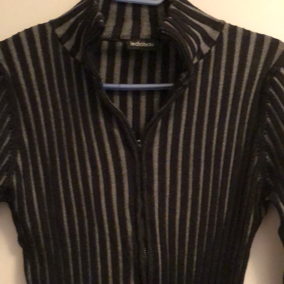 Black top - Picture 4 of 5